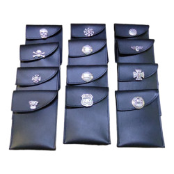 porta libretto in pelle con borchia