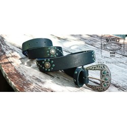 cintura in cuoio nero con fibbia decorata cabochon verdi